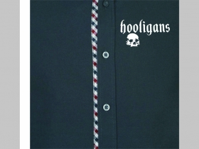 Hooligans p&aacute;nska čierna hrub&scaron;ia ko&scaron;ela na gomb&iacute;ky s kr&aacute;tkym ruk&aacute;vom a old school k&aacute;rovan&yacute;mi modrobieločerven&yacute;mi lemami s tlačen&yacute;m logom 100%bavlna posledn&eacute; kusy!!!